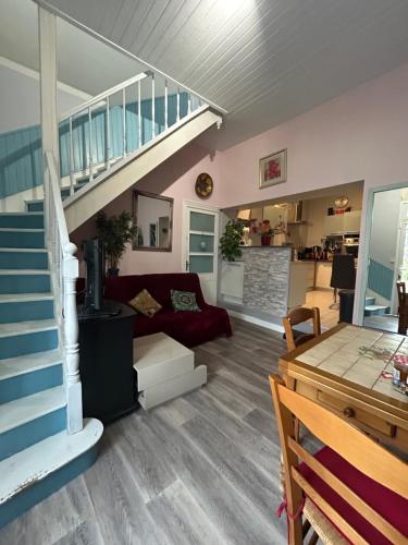 un salon avec un escalier et un canapé dans l'établissement PARENTHÈSE Chambre Cosy proche Centre et Gare, à Angoulême