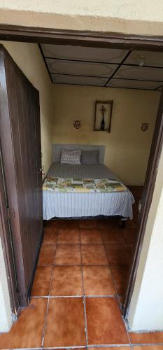 Una cama o camas en una habitación de Jaguar Basic Accommodation