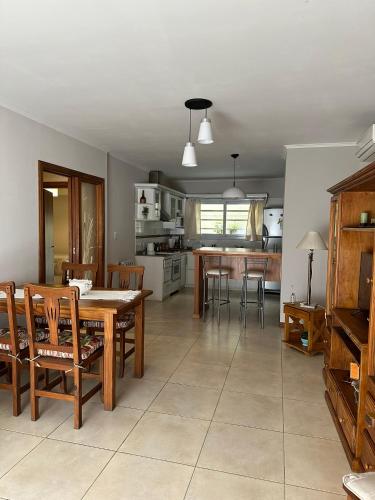 eine Küche und ein Esszimmer mit einem Tisch und Stühlen in der Unterkunft Casa Aurora in Olavarría