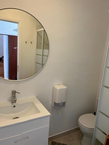 une salle de bains avec un lavabo et un miroir dans l'établissement Mouraria - Apartamento, à Lisbonne