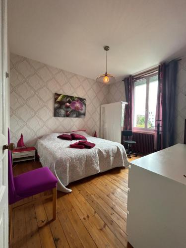 ein Schlafzimmer mit einem Bett und einem lila Stuhl in der Unterkunft PARENTHÈSE Chambre Cosy proche Centre et Gare in Angoulême