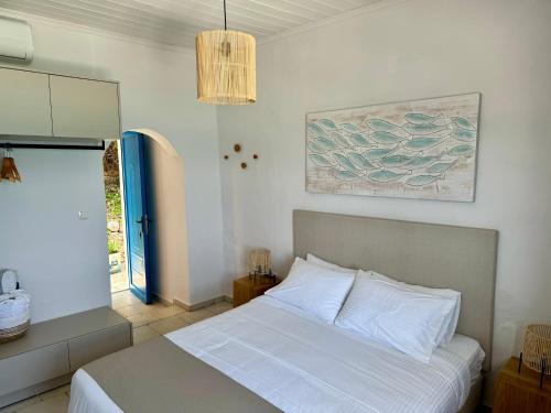 1 dormitorio con 1 cama y luz colgante en Agia Fotia Taverna, en Kerames