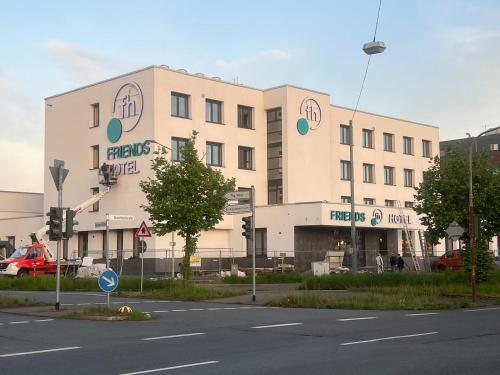 un gran edificio en la esquina de una calle en Friends Hotel Düsseldorf-Airport Ratingen, en Ratingen