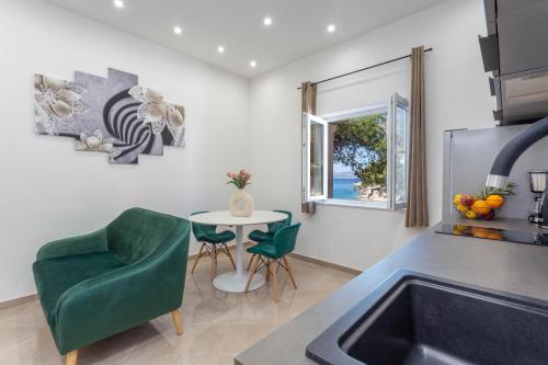 een keuken met een wastafel en een tafel bij Apartment Zastupac 8761c in Hvar
