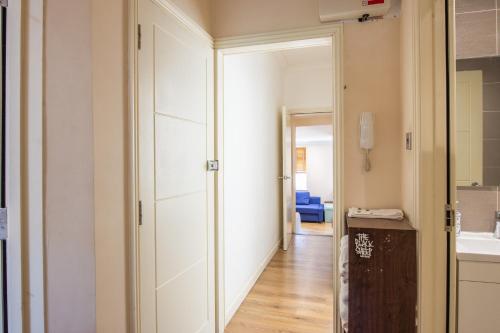 korytarz z drzwiami prowadzącymi do łazienki w obiekcie Evergreen Apartments, Flat 3, London w Londynie