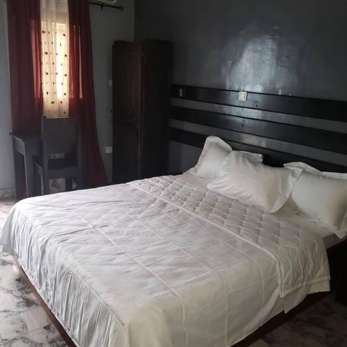 Katil atau katil-katil dalam bilik di Sunrise Center Bonapriso 111