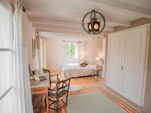- une chambre avec un lit, une table et des chaises dans l'établissement La Bastide rose, à Salernes