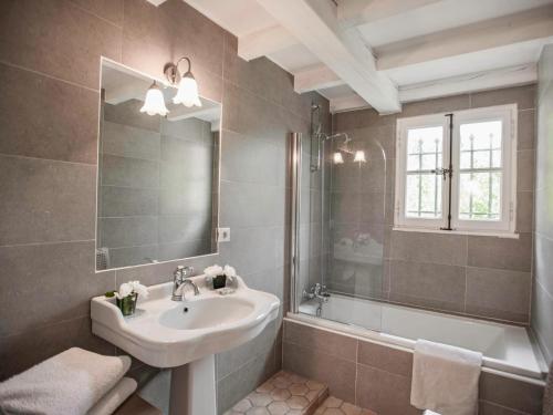 La salle de bains est pourvue d'un lavabo et d'une baignoire. dans l'établissement La Bastide rose, à Salernes