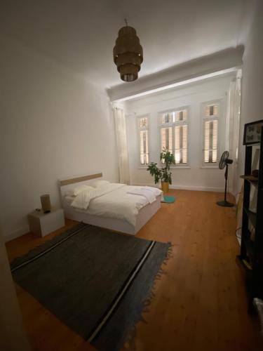 Postel nebo postele na pokoji v ubytování Modern Retro Overlooking CityCenter Room