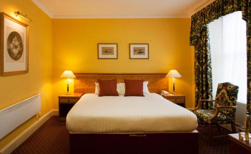 The Royal Highland Hotelにあるベッド