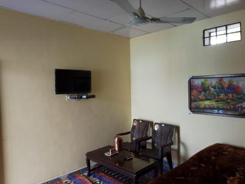 TV tai viihdekeskus majoituspaikassa Ashirvad