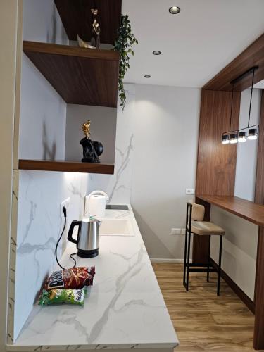 Una cocina o zona de cocina en Luxury Studio Apartment Square 21, Seven Heavens