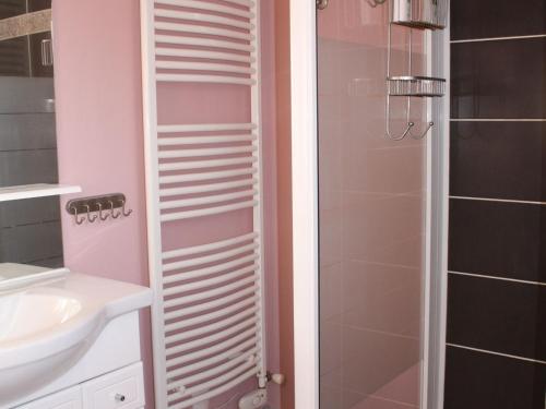 的住宿－Gîte Pré-Saint-Évroult, 3 pièces, 5 personnes - FR-1-581-3，带淋浴、卫生间和盥洗盆的浴室