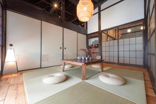 a room with a table and two baskets on the floor at 古民家ワーケーション ふふ庵｜駅徒歩5分｜ゆる旅｜屋根在りBBQ施設｜テレワーク in Ōhara