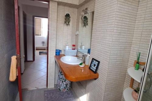 uma casa de banho com um lavatório e um WC em Mendes Homestay - B&B In The Heart Of Praia Ext em Praia