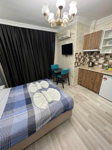 ein Schlafzimmer mit einem Bett und eine Küche mit einem Tisch in der Unterkunft Blue cistern Metin suites in Istanbul