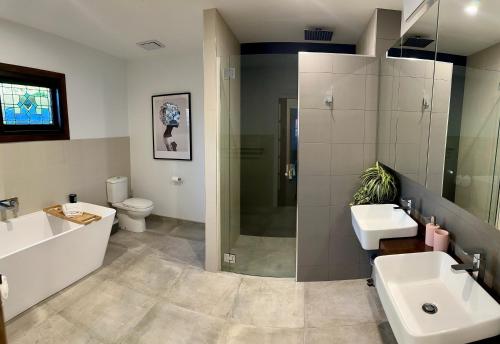 un bagno con lavandino, vasca e WC di Tranquilo Daylesford a Daylesford