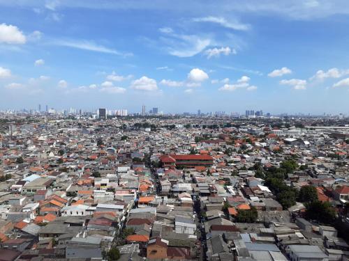 een uitzicht over een grote stad met gebouwen bij King's Property in Jakarta