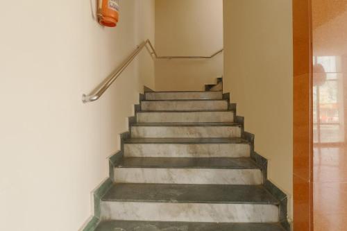 schody w budynku z betonowymi schodami w obiekcie OYO Hotel Bommana Residency w mieście Rajamandri