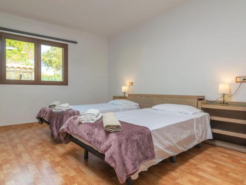 1 dormitorio con 2 camas y ventana en Villa Arhu - Villa With Private Pool In Capdepera Free Wifi en Capdepera