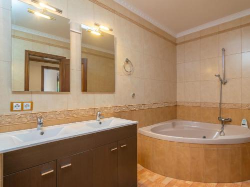 y baño con bañera y lavamanos. en Villa Arhu - Villa With Private Pool In Capdepera Free Wifi en Capdepera