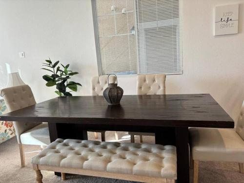 Cozy Comforting Home في ميرسيد: طاولة طعام مع طاولة وكراسي خشبية