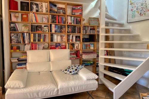 une pièce avec un canapé blanc devant une étagère dans l'établissement LA PLACE Apartment for 2 By Sunset, à Vence