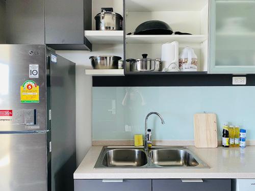 Η κουζίνα ή μικρή κουζίνα στο The Astra Condo Changkhlan in Chiang Mai
