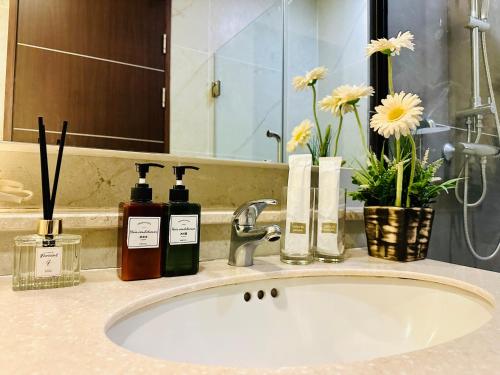 Ένα μπάνιο στο The Astra Condo Changkhlan in Chiang Mai