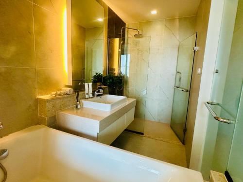 Ένα μπάνιο στο The Astra Condo Changkhlan in Chiang Mai