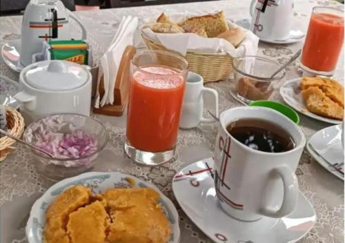 ein Tisch mit einem Teller Essen und einer Tasse Kaffee in der Unterkunft Estancia Chontabamba - Cabañas, Departamento y Habitaciones in Oxapampa