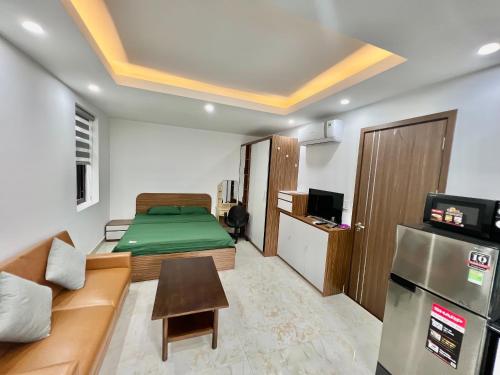 Habitación pequeña con cama y sofá en HPT Apartment chuỗi căn hộ Hoàng Huy Riverside HP, en Abbeyfeale