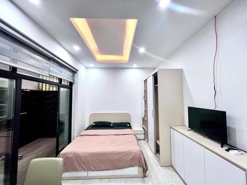 1 dormitorio con 1 cama y TV de pantalla plana en HPT Apartment chuỗi căn hộ Hoàng Huy Riverside HP, en Abbeyfeale