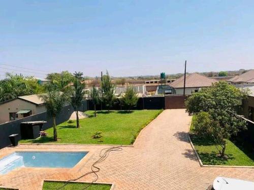 einen Hinterhof mit Pool und Garten in der Unterkunft 2nd street home in Lusaka
