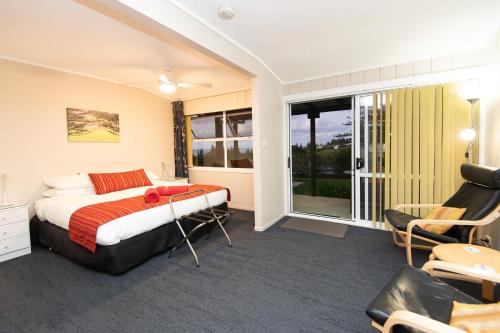 Habitación de hotel con cama y ventana en Cascade Garden Apartments, en Burnt Pine