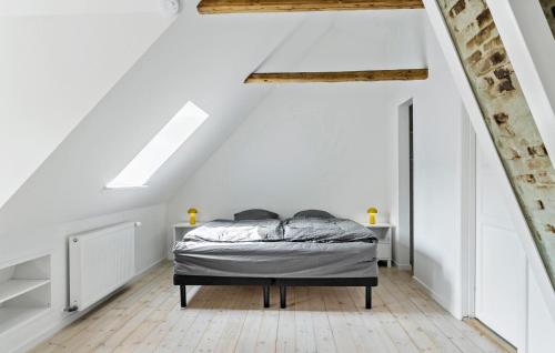 1 dormitorio con 1 cama en el ático en Stunning Home In Rudkbing With Kitchen, en Rudkøbing