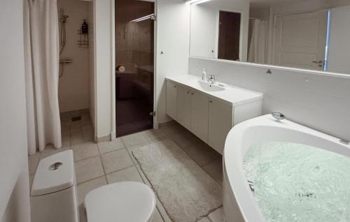 y baño con bañera, aseo y lavamanos. en 2 Bedroom Stunning Home In Grsten en Gråsten
