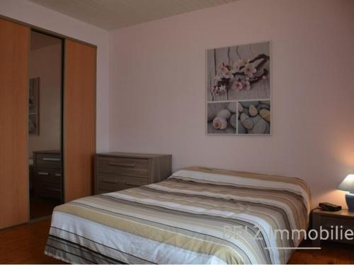 ein Schlafzimmer mit einem Bett und einem Wandgemälde in der Unterkunft Maison Riantec, 3 pièces, 4 personnes - FR-1-397-28 in Riantec