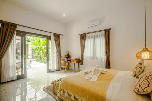 une chambre avec un lit et une porte coulissante en verre dans l'établissement Villa Deba I by Bali Villa Solutions, à Seminyak