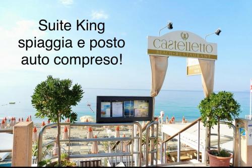 un panneau à la plage avec l'océan en arrière-plan dans l'établissement B&B Piccolo Paradiso, à Finale Ligure