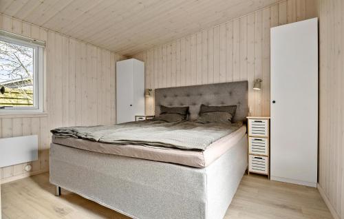 ein Schlafzimmer mit einem großen Bett und einem Fenster in der Unterkunft 2 Bedroom Nice Home In Vordingborg in Vordingborg