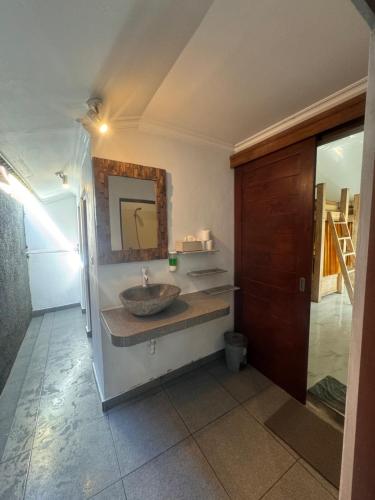 een badkamer met een wastafel en een spiegel bij Dream Beach Hostel Lembongan in Nusa Lembongan