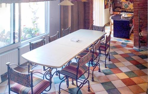 une table et des chaises dans une pièce dans l'établissement Gorgeous Home In Villelongue-De-La-S, à Villelongue-de-la-Salanque