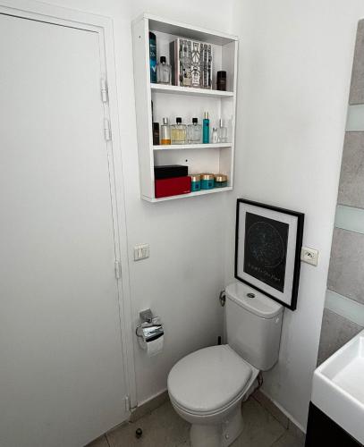 La salle de bains est pourvue de toilettes et d'un moniteur. dans l'établissement Location exclusive pour les jeux olympiques de Paris et Roland Garros, à Boulogne-Billancourt