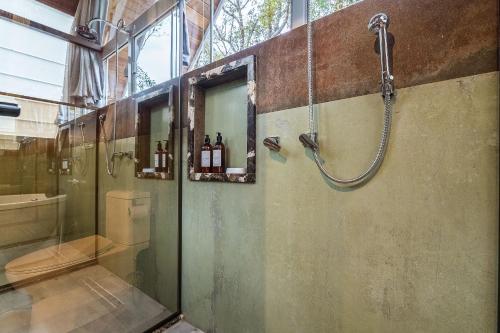 eine Dusche im Bad mit einer Duschkabine aus Glas in der Unterkunft Chalé exclusivo à 19km do centro de Curitiba in Almirante Tamandaré