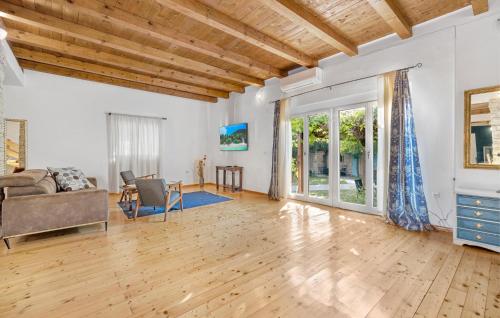 un soggiorno con un divano e un tavolo di Stunning Home In Lozovac a Lozovac