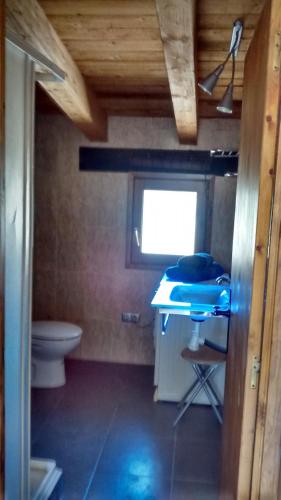 a small bathroom with a table and a toilet at Casa De Vacances La Vella Era in Arnés