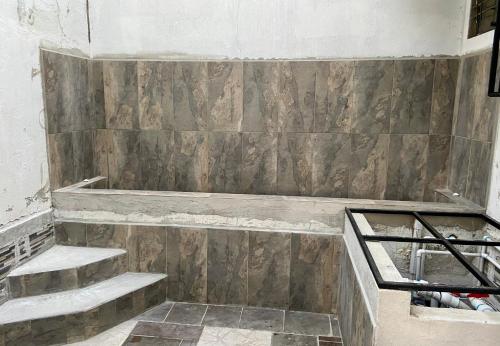 y baño con ducha y escaleras. en Tumbaco Ritz, en Quito