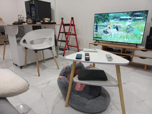 a living room with a table and a tv at Căn hộ 1PN BS11 Vinhomes Grand Park in Long Bình