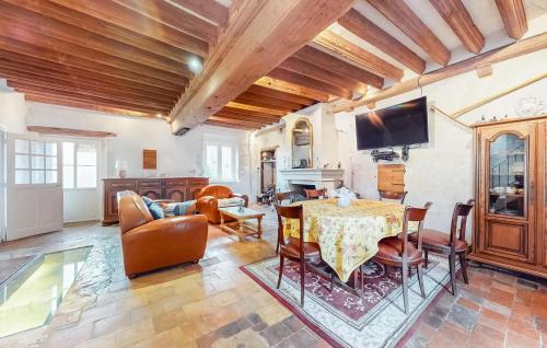Televisyen dan/atau pusat hiburan di Amazing Home In Saint-Laurent-Nouan